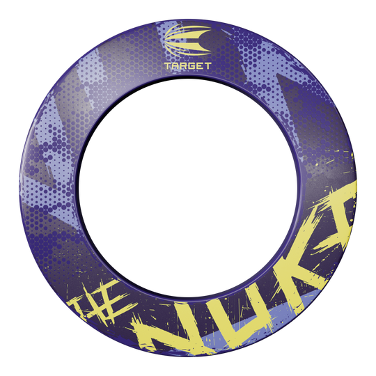 Target Luke Littler The Nuke Dartboard Surround Dieses Bild zeigt die Target Luke Littler The Nuke Dartboard Surround. Der Ring ist lila mit gelben und blauen Akzenten und trägt den Schriftzug "#NUKI" und das Target-Logo.
