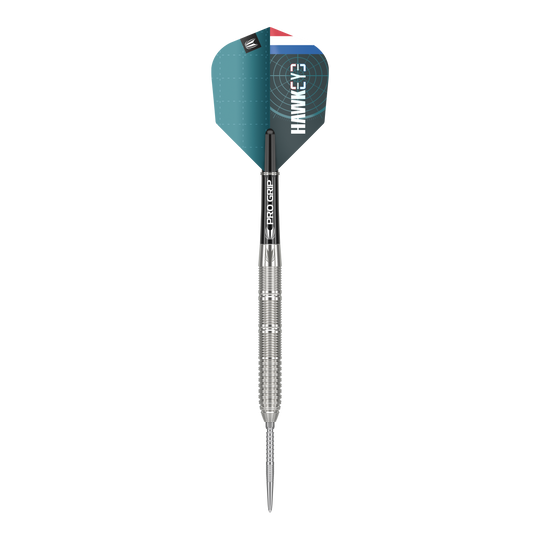Das Bild zeigt einen Target Kevin Doets GEN1 Swiss Point Steeldart mit einem Gewicht von 23 Gramm. Der Dart hat einen silbernen, geriffelten Barrel und eine blau-schwarze Flight mit der Aufschrift "HAWKEYE".