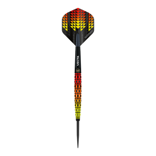 Winmau Firestorm Flame Tapered Steeldarts Der Winmau Firestorm Flame Tapered Steeldart hat ein auffälliges Design mit gelben, orangefarbenen und roten Farbverläufen. Die Flights zeigen ein geometrisches Muster in denselben Farben und geben dem Dart ein flammendes Aussehen.