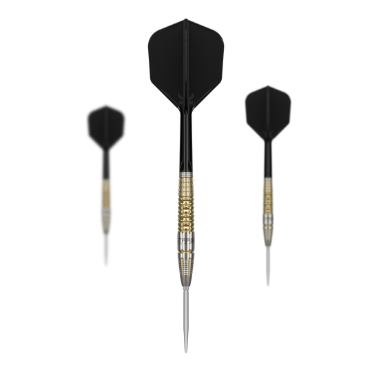 Target Black Marque Warrior Swiss Point Steel Darts Das Bild zeigt drei Target Black Marque Warrior Swiss Point Steeldarts mit schwarzen Flights und gold-silbernen Griffen. Die Darts sind von vorne und von schräg hinten zu sehen.