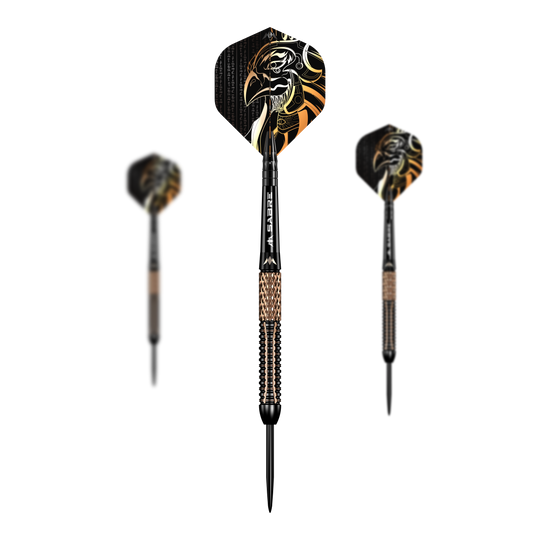 Mission Horus Steeldarts Das Bild zeigt drei Mission Horus Steeldarts mit auffälligem Design. Auf den Flights ist ein kunstvoller Horus-Kopf in Schwarz, Gold und Weiß abgebildet.