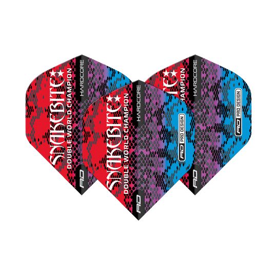 TF6843_Red_Dragon_Hardcore_Peter_Wright_Snakebite_Multi_Snakeskin_Red_Standard_Flights_10Yf2SPYYYiEl4 Das Bild zeigt drei Dartflights mit einem bunten Schlangenhautmuster in Rot, Lila und Blau. Auf den Flights steht "Snakebite Double World Champion" sowie der Markenname "Red Dragon".