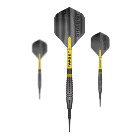 Target Scott Williams Shaggy Black Soft Darts - 20g Das Bild zeigt drei "Target Scott Williams Shaggy Black Softdarts - 20g". Die Darts sind hauptsächlich schwarz mit gelben Akzenten und haben das Wort "TARGET" sowie "SHAGGY" auf den Flights.