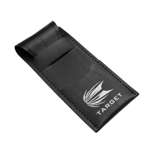 Target-Dart-Walletxm9VdgdtG9KDQ Das Bild zeigt eine schwarze Darts-Tasche mit dem weißen Target-Logo darauf. Die Tasche ist vermutlich für die Aufbewahrung der Target Phil Taylor Power 8zero Softdarts gedacht.