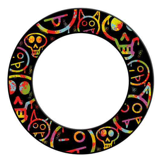 Das Bild zeigt einen bunten Dartboard Surround mit lustigen Smiley-Graffiti. Das Produkt schützt die Wand beim Darts-Spielen.