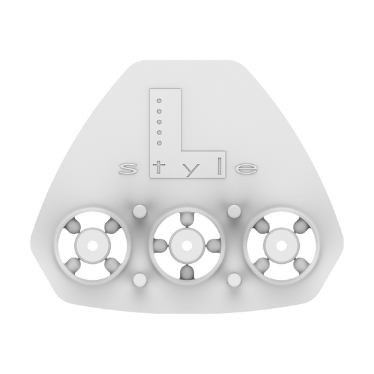 L-Style-GOMU-Shaft-Tightener-2 Das Bild zeigt das Produkt „GOMU L-Shaft Tightener“. Es ist ein kleines Werkzeug aus Kunststoff mit drei runden Aussparungen und der Aufschrift „L style“ auf der Oberseite.