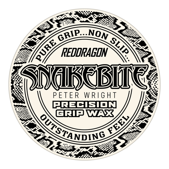 Red Dragon Peter Wright Snakebite Precision Grip Wax finger wax Das Bild zeigt das Produkt "Red Dragon Peter Wright Snakebite Precision Grip Wax". Auf der Verpackung steht, dass es für einen sicheren Halt und ein herausragendes Griffgefühl sorgt.