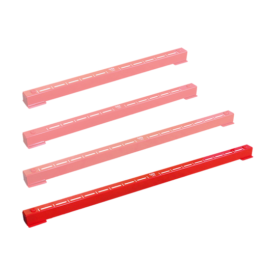 Das Bild zeigt vier rote Metallbalken mit weißen Markierungen, die als Bulls Oky Metall Oche bezeichnet werden. Diese werden beim Darts als Abwurflinie verwendet.