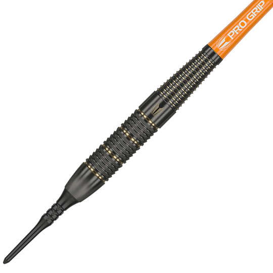 170015_Target_Raymond_Van_Barneveld_Brass_Softdarts_2 Das Bild zeigt einen "Target Raymond Van Barneveld Brass Softdart" mit einem Gewicht von 18g. Der Dartpfeil hat einen schwarzen, gerillten Griff mit goldenen Akzenten und einen orangefarbenen Schaft mit der Beschriftung "Pro Grip".