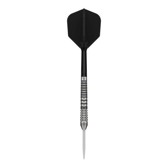 Target Black Marque Renegade 4 Swiss Point Steeldarts Das Bild zeigt einen Target Black Marque Renegade 4 Swiss Point Steeldart. Der Dartpfeil hat eine schwarze Flugfeder und einen silbernen, gerillten Schaft.