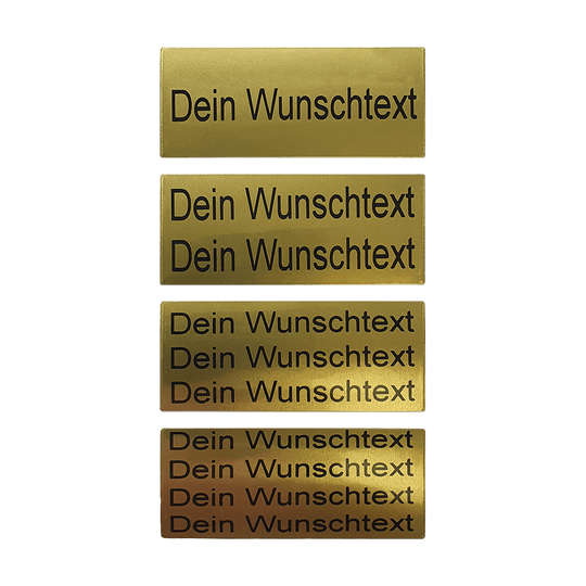 P-Schild_McDart_Pokalschild_mit_Wunschtext_3 Das Bild zeigt vier goldene Pokalschilder mit dem Text "Dein Wunschtext". Jedes Schild hat eine unterschiedliche Anzahl von Textzeilen.