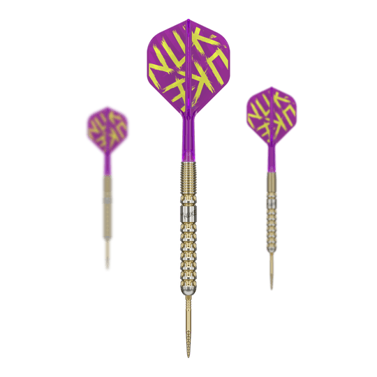 Target Luke Littler GEN1 Prodigy Swiss Point Steel Darts Das Bild zeigt drei Steeldarts der Marke "Target Luke Littler GEN1 Prodigy Swiss Point". Die Darts haben lila Flights mit gelber Schrift und gold-silberne Spitzen und Griffe.