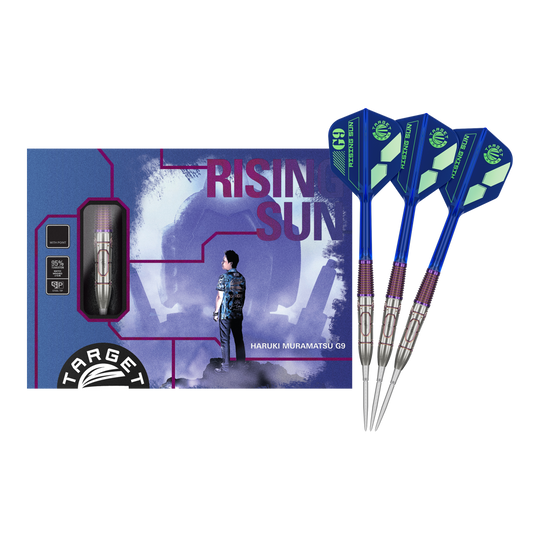 Target Japan Haruki Muramatsu Rising Sun GEN9 Steeldarts - 23g Das Bild zeigt das Produkt „Target Japan Haruki Muramatsu Rising Sun GEN9 Steeldarts - 23g“. Auf der Verpackung ist eine Person abgebildet, daneben sind drei blaue Steeldarts zu sehen.