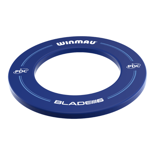 Winmau PDC Dartboard Surround - Blue Das Bild zeigt ein blaues Dartboard-Surround der Marke Winmau mit der Aufschrift "BLADE 6" und "PDC". Es ist rund und dient zum Schutz der Wand rund um eine Dartscheibe.