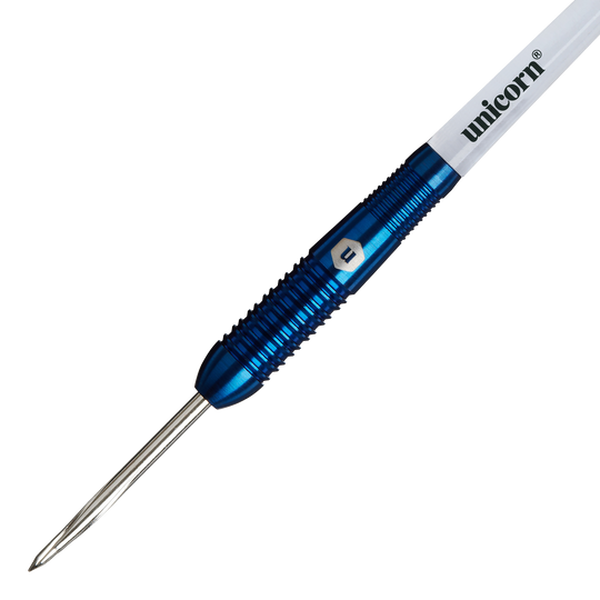 Das Bild zeigt den Unicorn Prodigy 02 Torpedo Steeldart mit einem blauen, geriffelten Schaft. Auf dem weißen Schaftabschnitt steht der Schriftzug "unicorn".