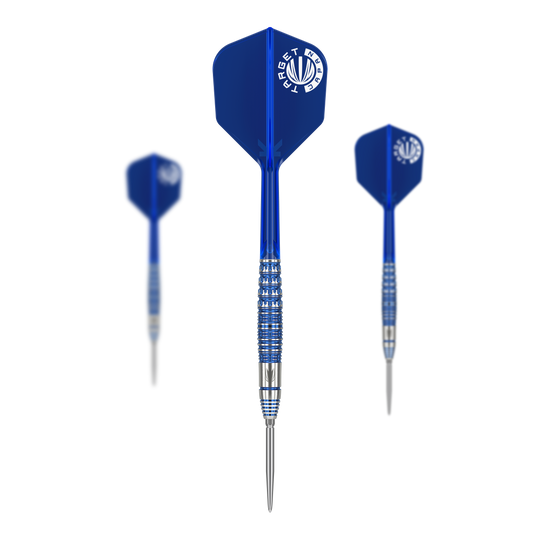 Das Bild zeigt drei Steeldarts mit blauen Flügeln und silber-blauen Schäften. Es handelt sich um das Produkt "Target Japan Toru Suzuki Sereno GEN1 Swiss Point Steeldarts - 21g".