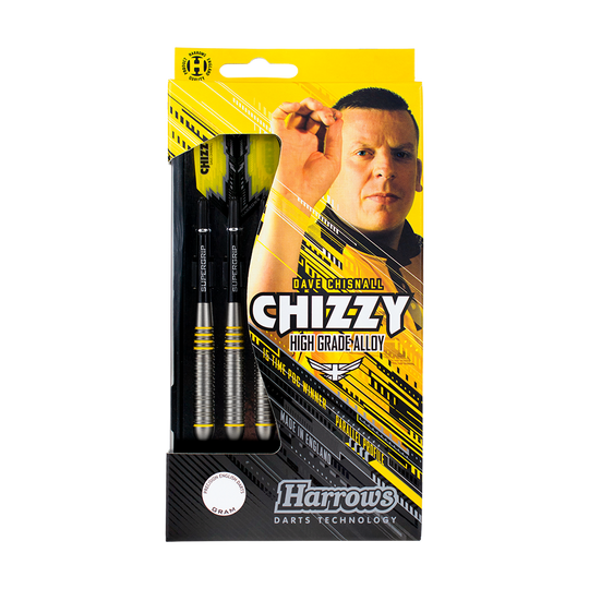 HA24490_Harrows_Dave_Chisnall_Chizzy_Brass_Steeldarts_3 Die Abbildung zeigt die Verpackung der Harrows Dave Chisnall Chizzy Brass Steeldarts. Auf der Verpackung sind drei Darts sowie ein Bild von Dave Chisnall und gelbe Designelemente zu sehen.