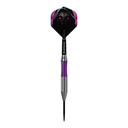 Mission Phantom Brass Steel Darts - 22g Das Bild zeigt den Mission Phantom Brass Steeldart mit einem Gewicht von 22 Gramm. Der Dart hat ein auffälliges Design mit violetten und silbernen Elementen sowie einer Flight-Grafik eines Totenkopfs mit Kapuze.