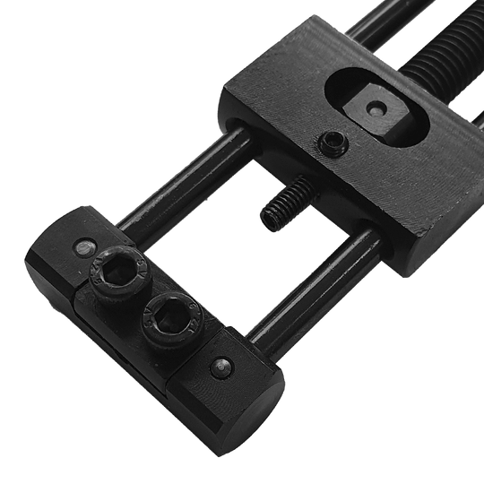 Designa Dart Repointer Black Pro Edition - Spitzenwechsler ist ein Tool zum Wechseln von Dartspitzen. Das Bild zeigt das Produkt aus schwarzem Material.