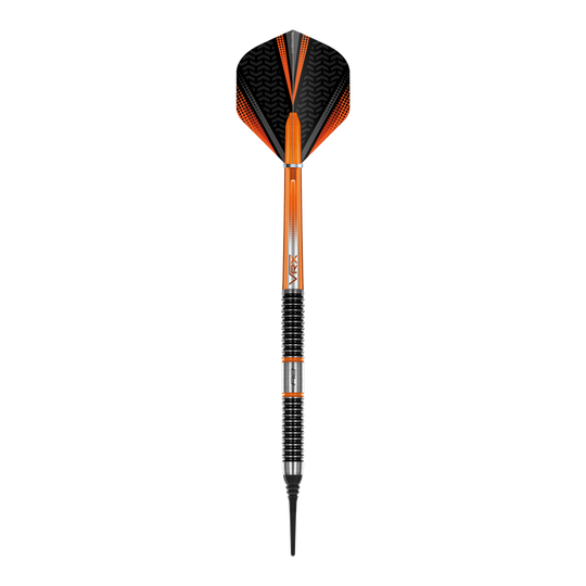 Red Dragon Amberjack 18 soft darts - 20g Das Bild zeigt einen Softdart aus der Serie "Red Dragon Amberjack 18" mit einem Gewicht von 20 Gramm. Der Dart ist überwiegend schwarz und orange gefärbt und verfügt über einen geriffelten Griffbereich.