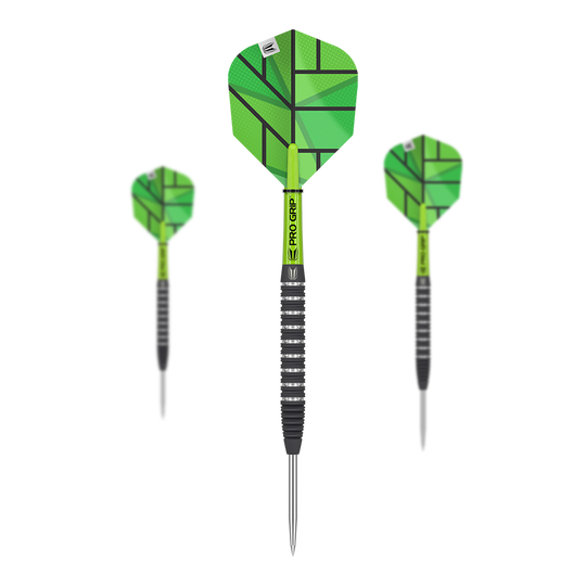 Target Yohkoh 02 steel darts Das Bild zeigt drei Steeldarts des Modells "Target Yohkoh 02" mit grünen Flights und schwarzem Griff. Die Darts haben silberne Spitzen und auffällige grüne Akzente.