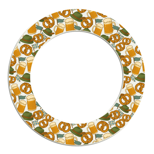 McDart Beer Festival Dartboard Surround Das Bild zeigt das Produkt McDart Bierfest Dartboard Surround. Es handelt sich um einen Dartboard-Surround im Bierfest-Design.