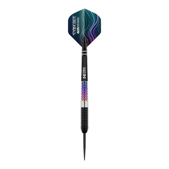 Red Dragon Peter Wright Corra steel darts Auf dem Bild ist ein Red Dragon Peter Wright Corra Steeldart zu sehen. Der Dart hat bunte, strukturierte Griffbereiche und ein auffälliges Flight-Design mit blauen und violetten Linien.