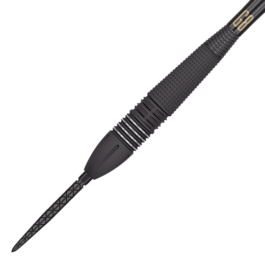 190105_Target_Phil_Taylor_Power_9Five_GEN8_Swiss_Point_Steeldarts_2 Das Bild zeigt einen Target Phil Taylor Power 9Five GEN8 Swiss Point Steeldart. Der Dart ist überwiegend schwarz mit feinen Silberdetails und einer strukturierten Griffzone.