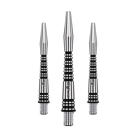 Das Bild zeigt drei schwarze Aluminium-Dartschäfte mit silbernen Rillen. Sie sind in einer Reihe angeordnet und haben eine filigrane, strukturierte Oberfläche.