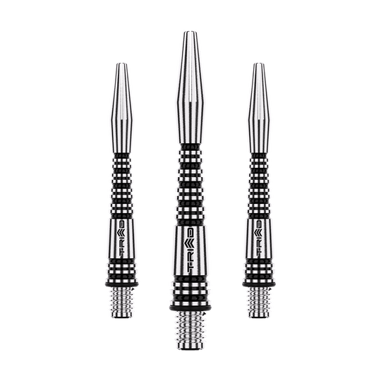 Winmau Triad RX Aluminium Shafts - Schwarz Das Bild zeigt drei schwarze Aluminium-Dartschäfte mit silbernen Rillen. Sie sind in einer Reihe angeordnet und haben eine filigrane, strukturierte Oberfläche.