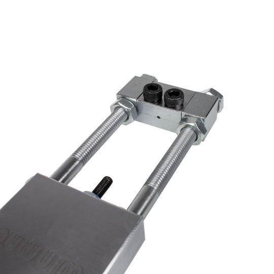 8425-Winmau-Craftsman-Re-pointing-System-4 Das Bild zeigt das Winmau Craftsman Re-Pointing System Spitzenwechsler. Es handelt sich um ein Werkzeug aus Metall zum Auswechseln von Dartspitzen.