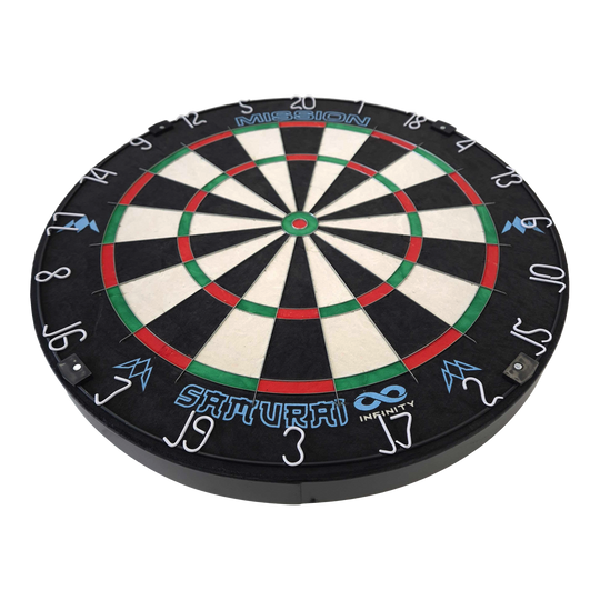 Mission Samurai Infinity steel dartboard Das Bild zeigt eine Steeldart-Scheibe mit dem Namen "Mission Samurai Infinity". Die Scheibe hat weiße, schwarze, grüne und rote Felder sowie aufgedruckte Zahlen und Logos.