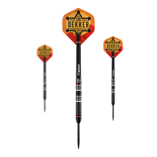 Es ist ein Set der Bulls Cor Dekker The Sheriff Steeldarts mit 23 Gramm zu sehen. Das Set enthält mehrere Darts für das professionelle Dartspiel.