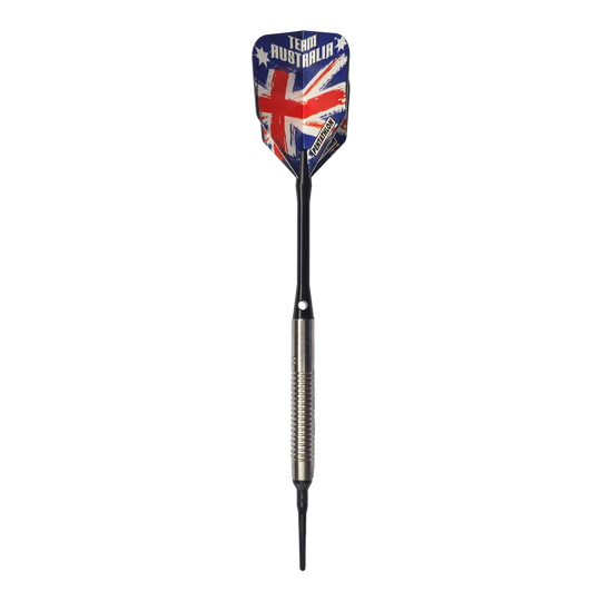 McDart 85 Tungsten V8 Soft Darts - 18.5g Auf dem Bild ist ein Softdart mit einer silbernen Griffzone und langer schwarzer Spitze zu sehen. Die Dart-Flügel zeigen das Design der australischen Flagge mit der Aufschrift "TEAM AUSTRALIA".