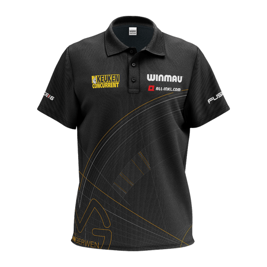 Winmau Limited Edition Tour Polo Dart Shirt Das Bild zeigt ein schwarzes Polo-Dartshirt mit verschiedenen Logos und Sponsorenaufdrucken. Das Shirt ist das "Winmau Limited Edition Tour Polo Dartshirt".