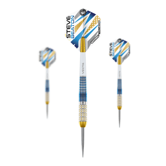 Winmau Steve Beaton Legend Series Steeldarts Das Bild zeigt drei Steeldarts der Marke Winmau aus der Steve Beaton Legend Series. Die Darts haben blaue, weiße und goldene Akzente sowie einen Pfeil mit „Steve Beaton“ Schriftzug auf dem Flight.