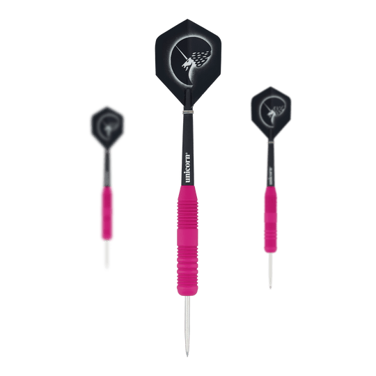 Unicorn Core Plus Rubberized Pink Steel Darts Das Bild zeigt drei Steeldarts mit pinken, gummierten Griffen und silbernen Spitzen. Die Flights sind schwarz und tragen ein weißes Einhorn-Design.