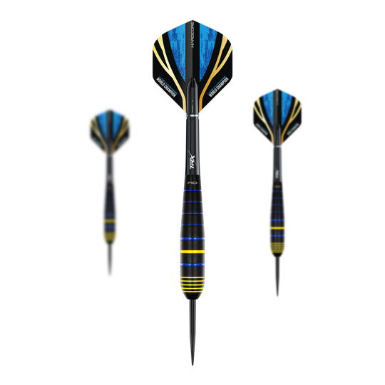 Red Dragon Luke Humphries World Champion Brass Steel Darts Das Bild zeigt drei Luke Humphries World Champion Brass Steeldarts von Red Dragon. Die Darts haben schwarze, blaue und gelbe Akzente sowie auffällige Flights mit blauem Muster.