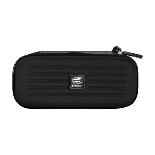125820_Target_Takoma_Dartwallet_Schwarz_1 Das Bild zeigt eine schwarze Darttasche mit dem Namen "Target Takoma Dartwallet". Die Tasche hat einen Reißverschluss und das Target-Logo auf der Vorderseite.