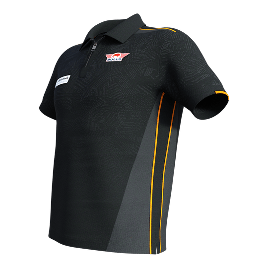 Bulls NL Dirk Van Duijvenbode match shirt 2025 Dieses Bild zeigt das Bulls NL Dirk Van Duijvenbode Matchshirt 2025. Das Shirt ist überwiegend schwarz mit gelben Akzenten und besitzt einen kurzen Reißverschluss am Kragen.