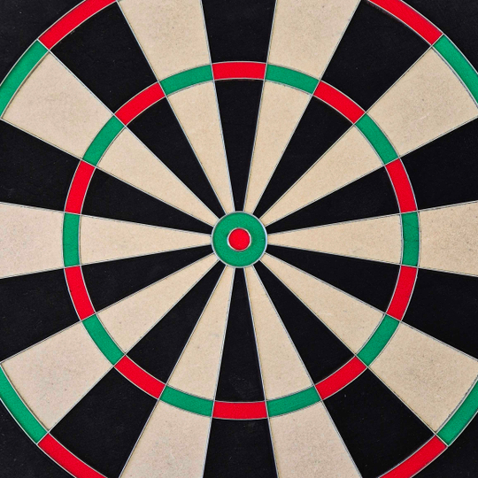 McDart Precision steel dartboard Das Bild zeigt ein McDart Precision Steeldartboard. Die Dartscheibe ist in schwarze, beige, grüne und rote Segmente unterteilt.