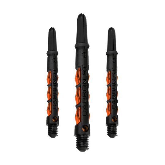 HR430_Harrows_Carbon_ST_Shafts_Orange_47mm_1pIrFT2onuzNup Das Bild zeigt drei Harrows Carbon ST Shafts in Orange. Die Shafts sind schwarz mit orangefarbenen Akzenten und haben die Aufschrift "CARBON ST".
