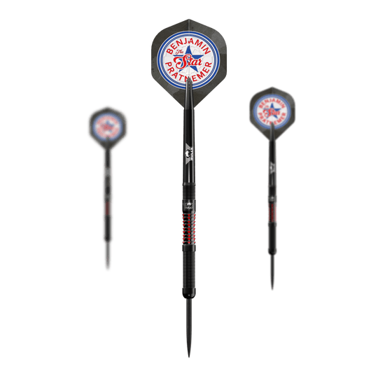 Das Bild zeigt drei Steeldarts mit der Aufschrift "Benjamin Pratnemer The Star" auf den Flights. Die Darts sind schwarz mit roten Akzenten und wiegen 20 Gramm.