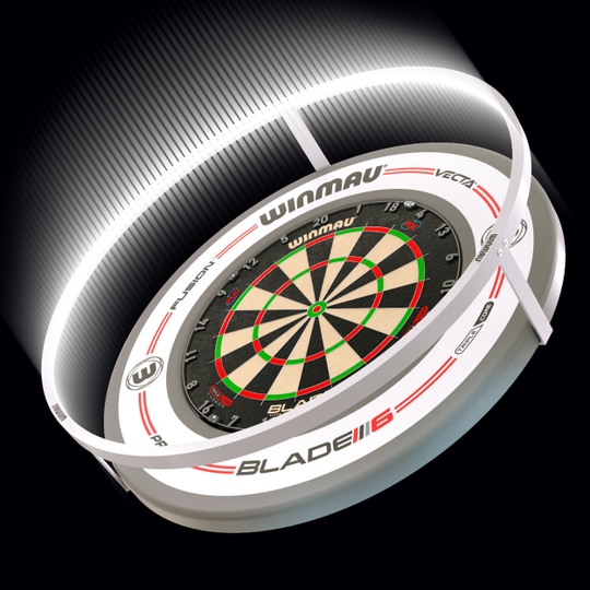 Das Bild zeigt das Produkt "Winmau Plasma Ice LED Dartboard Light", das über einem Dartboard angebracht ist. Ein heller LED-Lichtring beleuchtet die gesamte Dartscheibe gleichmäßig.