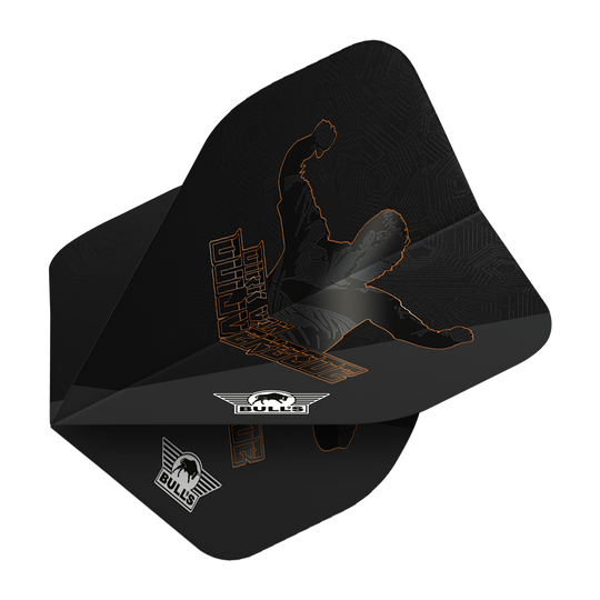 Bulls NL Player 100 Dirk Van Duijvenbode Edition 2 No2 Standard Flights Das Bild zeigt ein schwarzes Dartflight mit einer orangenen Umrissgrafik eines jubelnden Spielers. Darauf steht der Name "Dirk Van Duijvenbode" und das Bulls-Logo ist sichtbar.