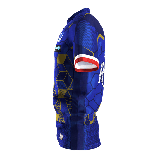 Target Josh Rock Dart Shirt 2027 Das Bild zeigt das Target Josh Rock Dartshirt 2027. Es ist ein spezielles Dartshirt für Fans und Spieler.