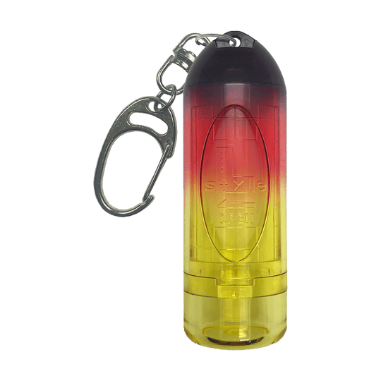 Das Bild zeigt das Produkt "L-Style N9 Lipstock Tri Color Spitzencase - Sunrise". Das Etui hat einen Farbverlauf von Schwarz über Rot zu Gelb und ist mit einem Metallkarabiner versehen.