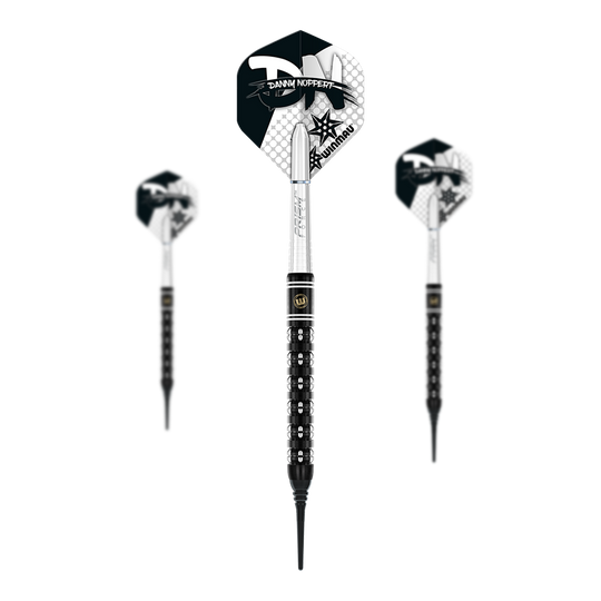 Winmau Danny Noppert Freeze Edition soft darts - 20g Das Bild zeigt drei Winmau Danny Noppert Freeze Edition Softdarts mit einem Gewicht von 20g. Die Darts haben schwarze und silberne Details sowie speziell designte Flights.