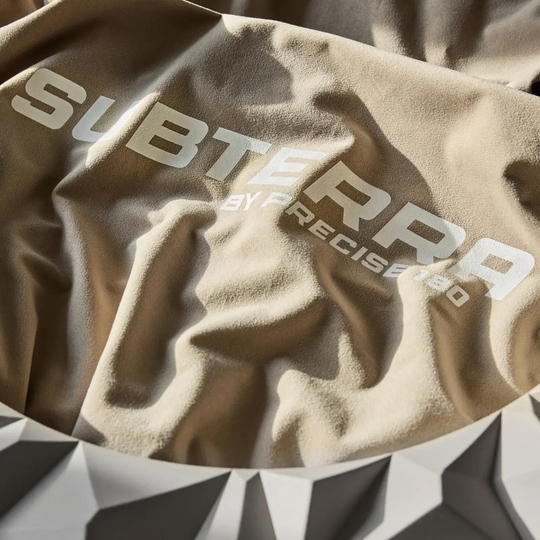 Precise 180 3D Dartboard Surround Subterra - Nordic Grey Das Bild zeigt das Precise 180 3D Dartboard Surround Subterra in der Farbe Nordic Grey. Das Produkt dient als Schutz für die Wand beim Dartspielen.