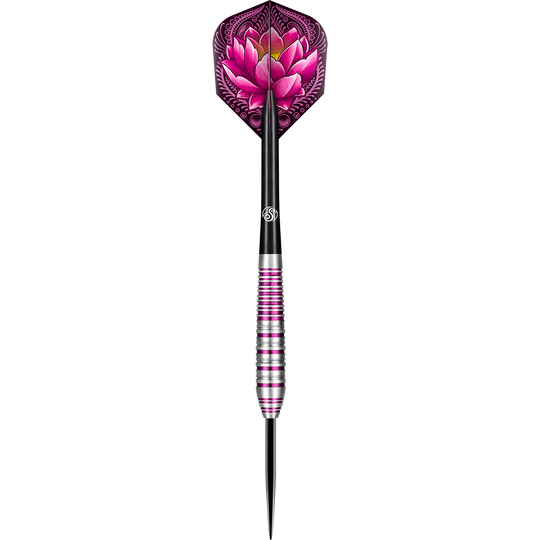 67163_Shot_ZEN_Juji_Steeldarts_1SOQwII0p5v9hk Das Bild zeigt einen Shot ZEN Juji Steeldart mit einem auffälligen pinken Lotusblumen-Design auf dem Flight. Der Dart hat einen silbernen und pinken Ring-Griff und eine schwarze Spitze.
